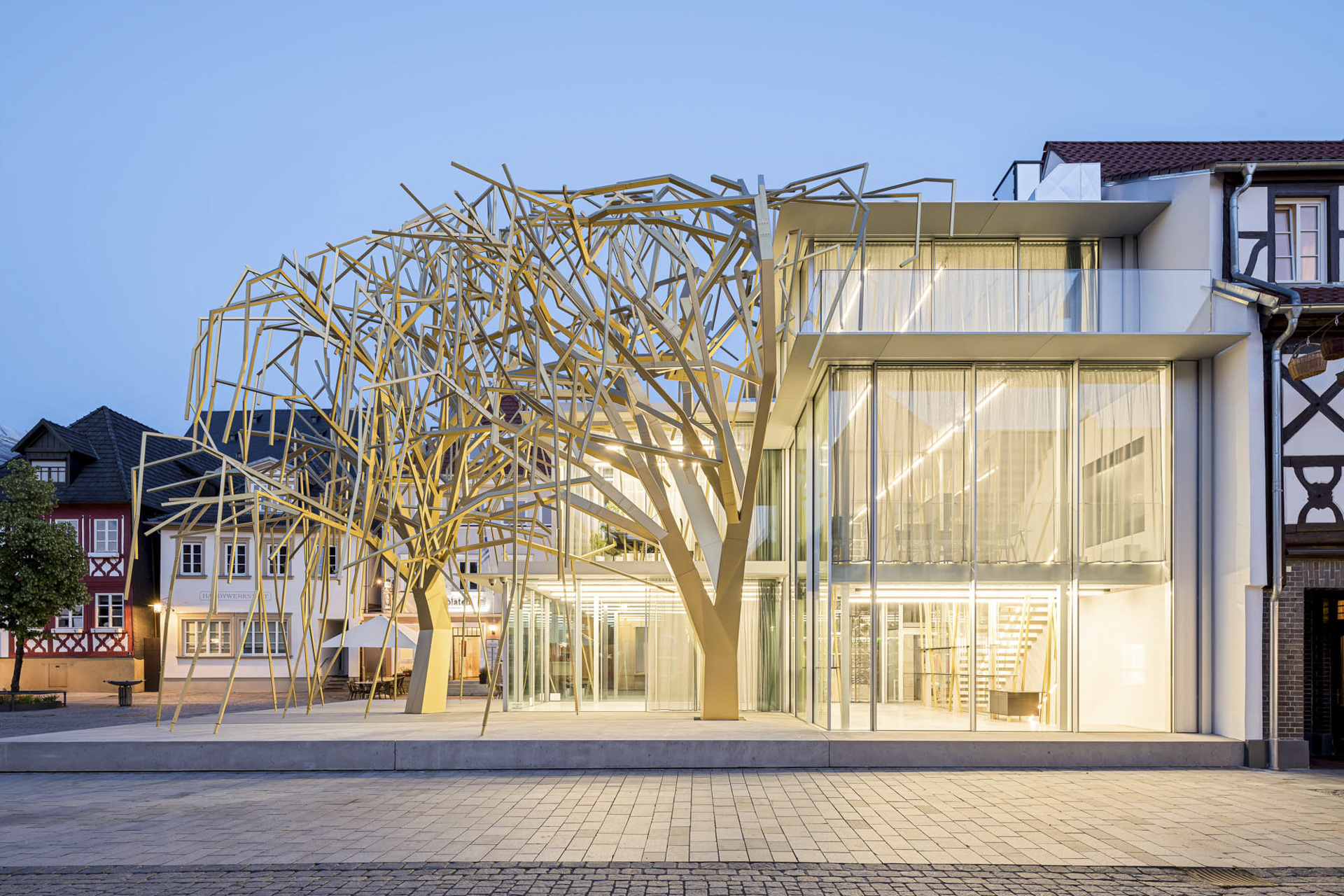 Das neue Gebäude für das Archiv der Zukunft mit Baumskulptur in der Ortsmitte Lichtenfels. © Sebastian Kolm Architekturfotografie